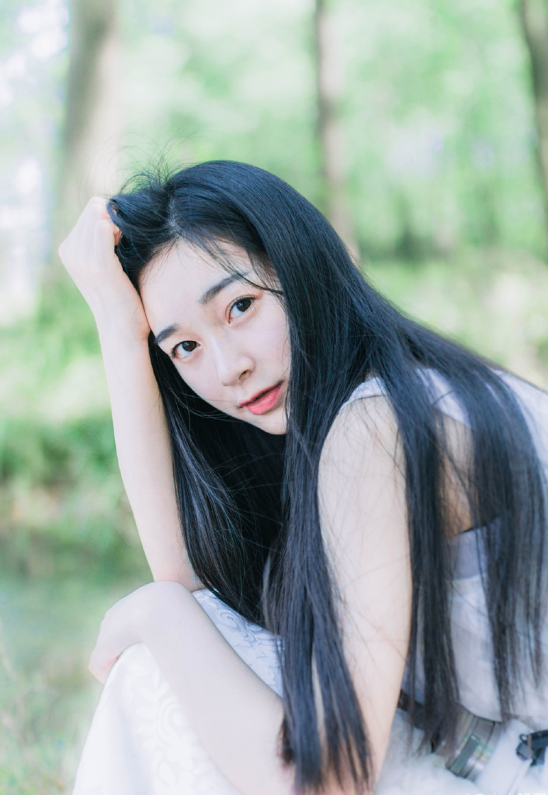 “夫君~”一名美妇带着一股慵懒的风情来到刘璝身后，轻声唤道。